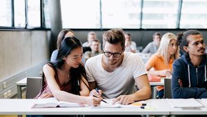 Nahaufnahme Studierende im Hörsaal