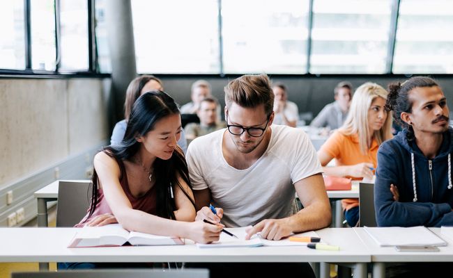 Nahaufnahme Studentin im Hörsaal