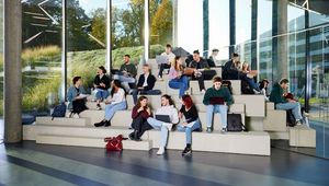 Gruppe von JKU Studierenden sitzen auf Stufen im Science Park Gebäude © Doris Himmelbauer