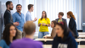 Gespräch zwischen Studierenden bei einer Veranstaltung