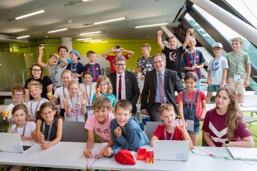 Florian Poltschak, Christine Haberlander und Stefan Koch mit Kindergruppe Florian Poltschak, Christine Haberlander und Stefan Koch mit Kindergruppe