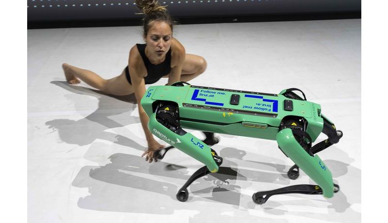 Darstellerin tanzt mit Roboter-Hund