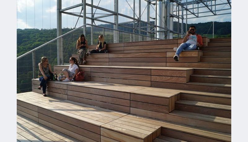 Menschen sitzen auf einer großen Treppe