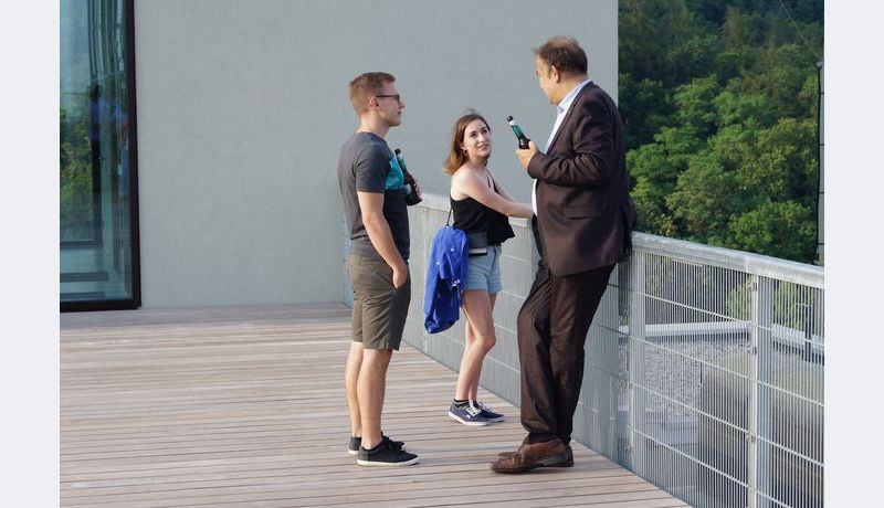 Zwei Männer und eine Frau unterhalten sich