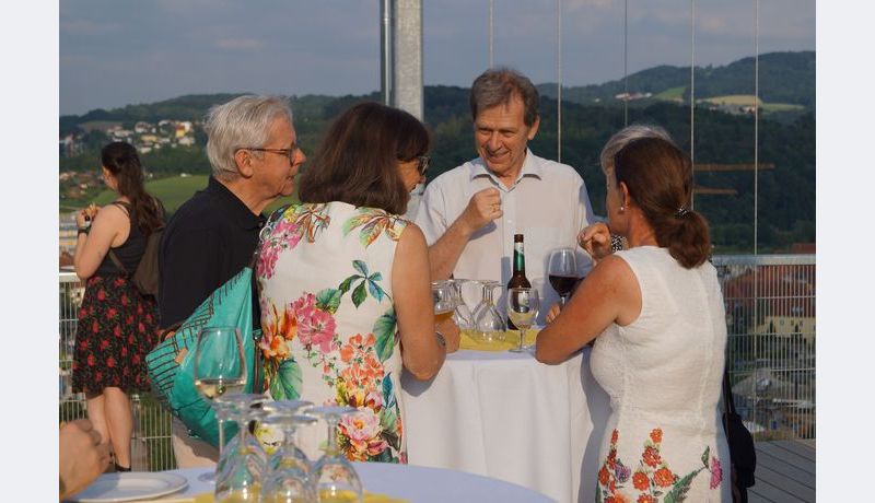 Fünf Menschen unterhalten sich