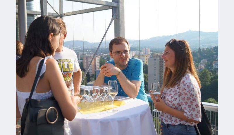 Vier Menschen unterhalten sich