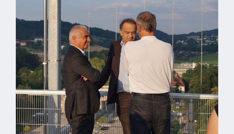 Drei Männer unterhalten sich