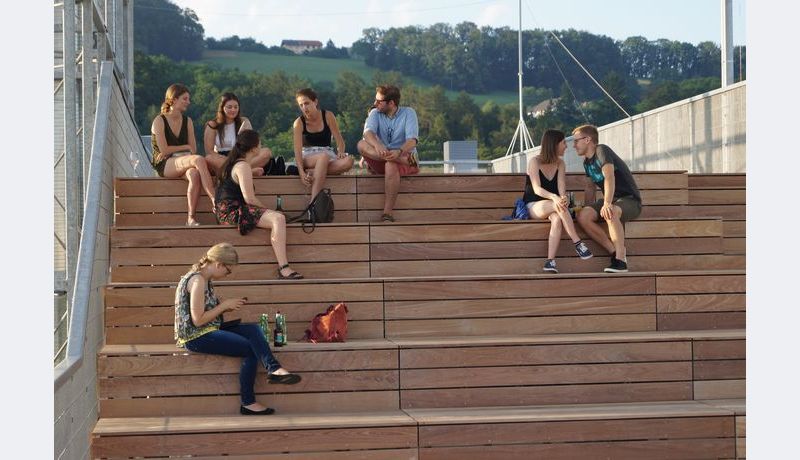 Menschen sitzen auf der großen Treppe