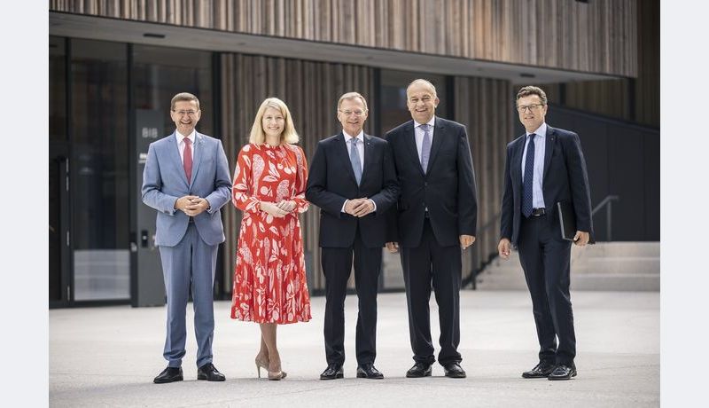 von links: Landesrat Markus Achleitner, Landeshauptmann-Stellvertreterin Christine Haberlander, Landeshauptmann Thomas Stelzer; JKU Rektor Meinhard Lukas und KUK Geschäftsführer Franz Harnoncourt