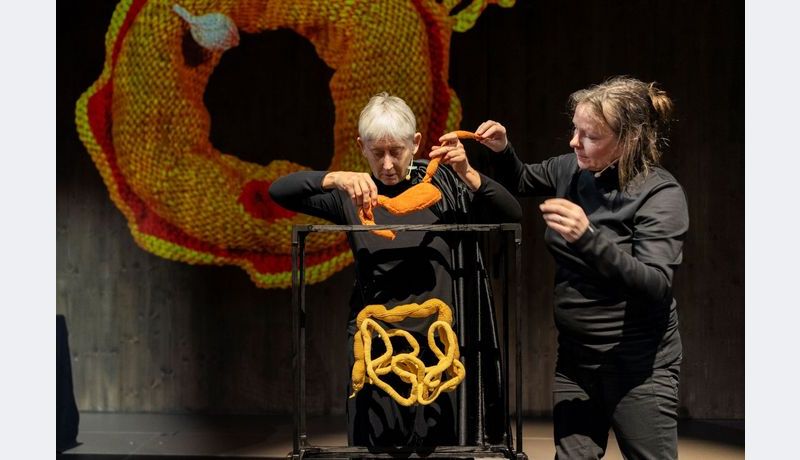 [Translate to Englisch:] Darstellerinnen mit gestrickten Organen