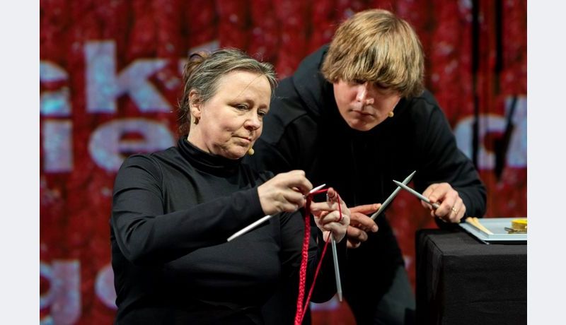 [Translate to Englisch:] Auf der Bühne wird gestrickt