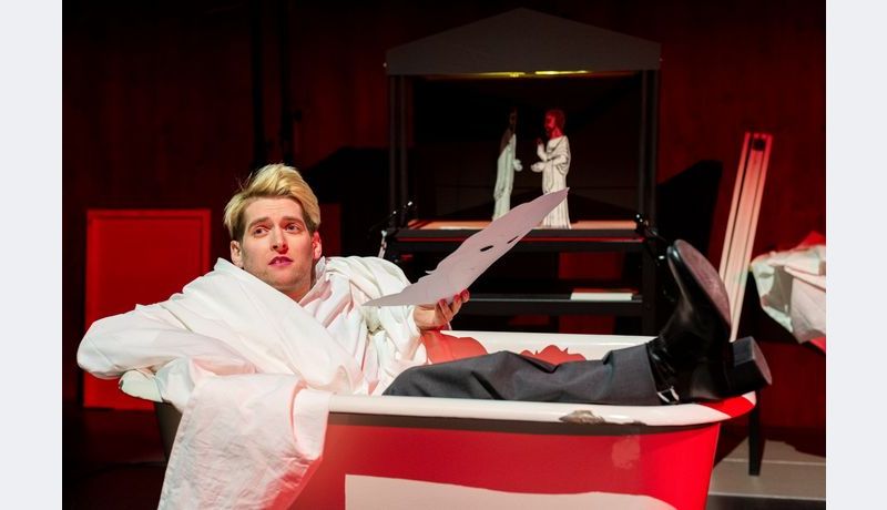 [Translate to Englisch:] Andreas liegt in der Badewanne